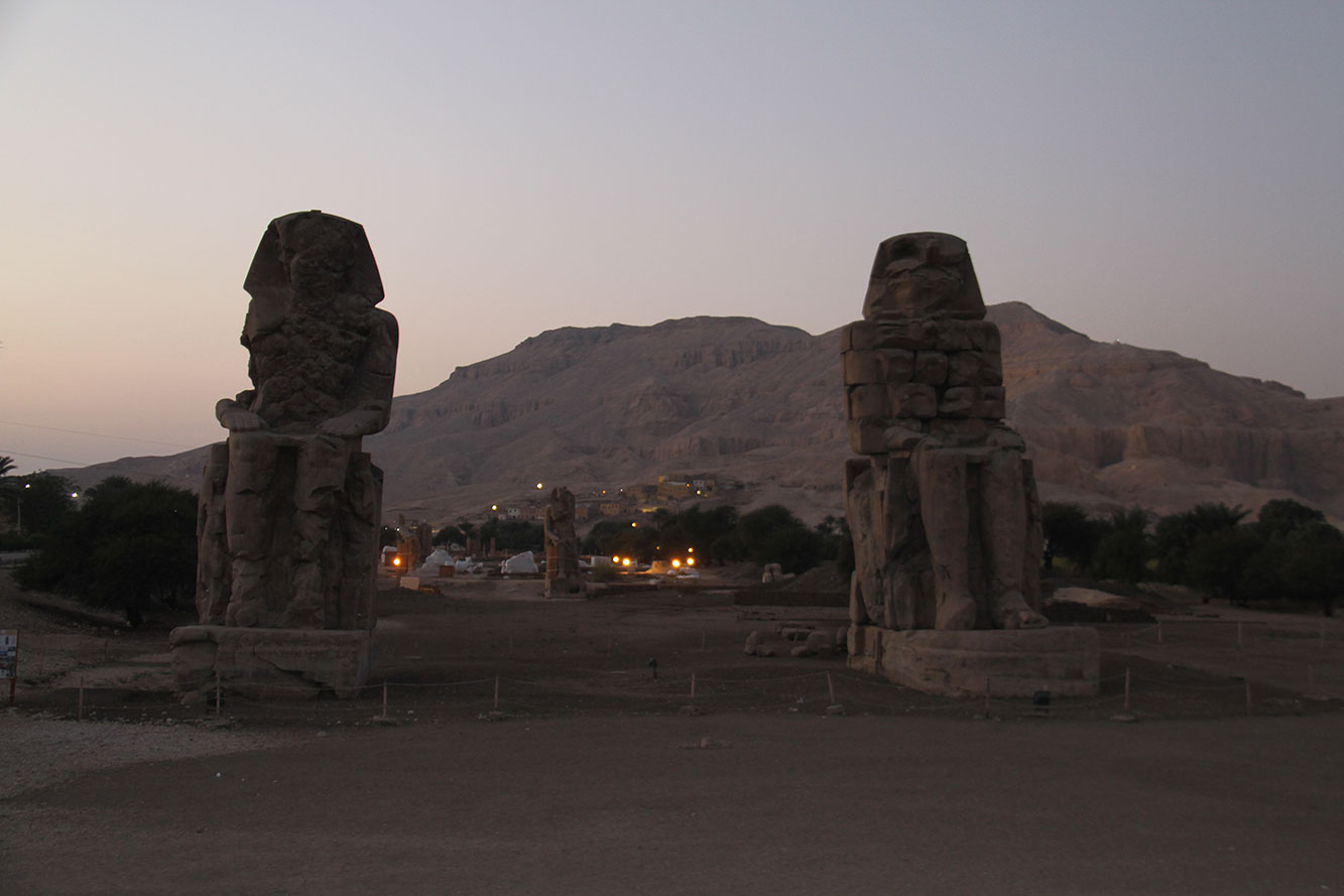 تمثالا ممنون